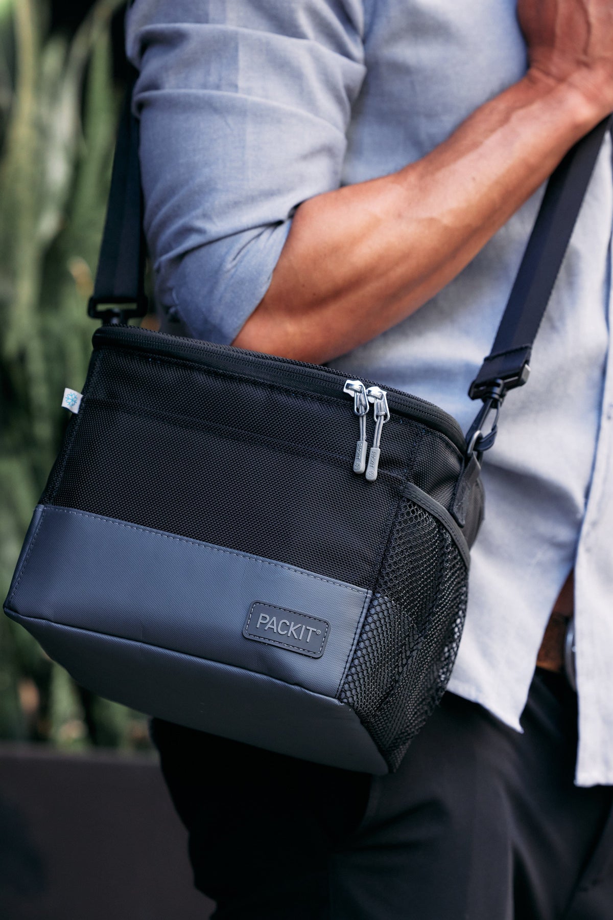 freezable-lunch-pail-z3 freezable-upright-lunch-pail-black-gray-lifestyle-male-city.jpg