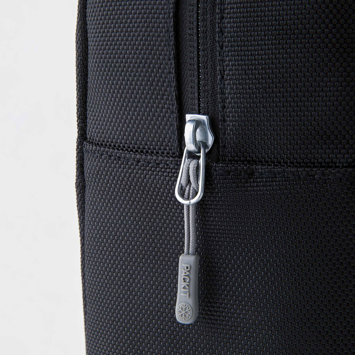 freezable-wine-carrier-t7 freezable-wine-carrier-black-ecofreeze-plus-zoom-zipper-pull.jpg